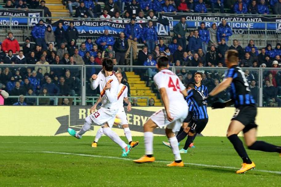 Dopo appena un minuto, Moralez gela la Roma con questo tiro potente e preciso su assist di Raimondi:  1-0 Atalanta (Lapresse)